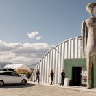  Personas se acercan al desierto donde esperan los secretos de la vida extaterrestre. 