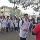  Los estudiantes de la carrera de Medicina salieron en manifestación desde la Universidad de Guayaquil. 