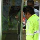  La Policía toma huellas en el sitio donde se cometió el delito. 