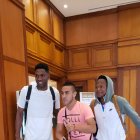  Los jugadores de Liga de Quito, Andrés Chicaiza, José ‘Choclo’ Quinteros y Jefferson Intriago junto a Romario Ibarra, fueron los primeros en llegar al hotel de la concentración en Guayaquil. 