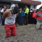  Héctor Balseca tiene una herida en el pie que se habría hecho en el choque.  