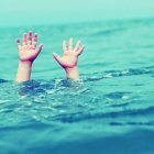  El cuerpo sin vida de una joven fue localizado en un extremo del río Babahoyo, en el cantón Samborondón, tras caer del puente de la Unidad Nacional en Guayaquil la madrugada del 27 de julio. 