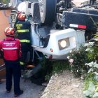  El vehículo quedó volcado dentro de una vivienda en Nayón. 