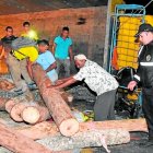  Momento en que los familiares intentan sacar el cuerpo que estaba debajo de los troncos. 