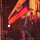  Durante su show, Carlos Vives ondeó una bandera de Ecuador. 