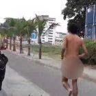  La policía siguió al hombre que corría desnudo cerca de la puerta del aeropuerto de la ciudad. 