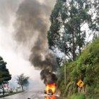  El incidente ocasionó congestión vehicular en esa vía del oriente de Quito. AMT ayudó a apagar la candela.  