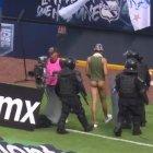  Los agentes policiales no se atrevieron a tocar al invasor, quien abandonó la cancha por su cuenta. 