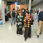  Este viernes, pese a que la Comic Con abrió sus puertas pasadas las 11:00, desde las 09:00 decenas de visitantes empezaron a hacer fila para entrar. 