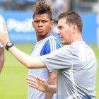  El nuevo DT azul, Ismael Rescalvo (d), junto a Billy Arce, durante una práctica en Samanes. 