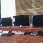  Cuando requisaron el vehículo encontraron un lote de joyas, tres LCD, 35 pares de zapatos deportivos, prendas de vestir con etiquetas y más accesorios que los ocupantes no lograron justificar. 