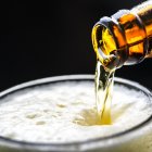  Según un estudio realizado por especialistas británicos, beber alcohol en moderación aumenta el riesgo de desarrollar cáncer.  