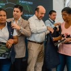  Autoridades junto a las graduadas de la primera promoción del programa. 