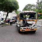  La grúa quedó en medio de la avenida después del impacto. 