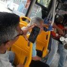  Los buses son su escenario y el público lo graba en video y le toma fotos. 