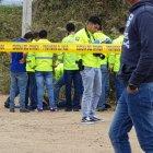  Agente de Criminalística realizan el levantamiento del cadáver. 