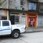  En la casa de puerta negra fue el asesinato de Édison Joel Banchón Montero. Policía investiga el hecho. 