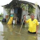  En algunas zonas, el agua llegaba más arriba de las rodillas de los moradores. 