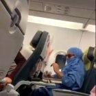  La mujer fue detenida y registrada, y se verificó que no llevaba ningún artefacto explosivo.  