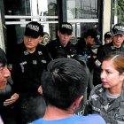  Familiares de los PPL pedía información a las afueras del centro penitenciario. 