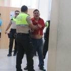  El aprehendido repetía que los agentes le habían pegado. 