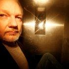  Assange compareció ante el tribunal con un aspecto sensiblemente mejor que cuando fue detenido por la policía británica dentro de la embajada. 