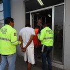  Uno de los detenidos tiene antecedentes penales por robo y tenencia de drogas.  