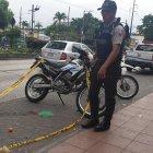  Un agente de policía cubrió con una toalla el feto, que quedó junto a un depósito de basura. 