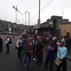  Ciudadanos buscan la forma de movilizarse para llegar a Durán. 