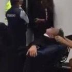  Las imágenes de ambos en el aeropuerto circularon en redes sociales.  