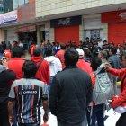  Hinchas del Técnico Universitario en la manifestación contra la dirigencia del equipo. 