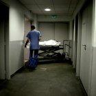  El doctor no encontró signos vitales en la paciente y elaboró el acta de defunción.  