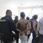  En el primer caso se detuvo a un sujeto con más de 20 sobres de droga y varias monedas que serían producto de la venta de más alcaloide. 