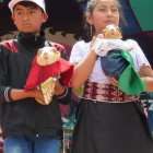  Dos niños con ‘Luisito’ y ‘Carmencita’, los cuyes que ganaron con su vestimenta.  