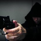  Una cámara de seguridad captó al atacante, que lleva pantalones cortos y gorra, cuando descarga su arma de fuego contra el comerciante Darío Hincapié y otro hombre identificado como Mateo Cuesta. 