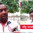  El hombre, con profunda tristeza, llora desde los primeros segundos del video. 