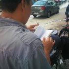  El hombre lee la Biblia y ahora se aferra a la fe. 