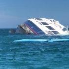  Según personal de la Armada del Ecuador, el navío encalló, en una rocas cercanas a la isla, provocando daño en la parte delantera, lo que hizo que el agua ingrese por este sector. 