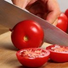  Problemas para ingerir algunos alimentos provocaron que un hombre se atragantara con el tomate. 