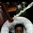  Una subametralladora, dos revólveres, tres pistolas y un botella de licor fueron colocados dentro del féretro en pleno velorio. 