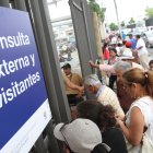  Imagen referencial. Pacientes haciendo fila para entrar a consulta. 