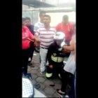  Mientras los agentes se retiraban, un grupo de personas interceptaron la moto del agente y lo obligaron a bajarse. Al parecer lo golpearon e insultaron, mientras los tenían retenido en el piso 