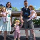  Felices, Malachi y Madelin sacan a pasear a sus muñecas, como si fuesen sus hijas. 