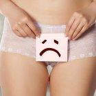  Entre los síntomas que padecen las mujeres que sufren esta condición están la depresión, ansiedad, baja autoestima e incluso evitar tener contactos sexuales y muestras de cariño con la pareja. 