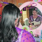  Niña alistándose para una fiesta frente a su tocador rosa, el color que prima en su pequeña habitación. 