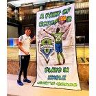  Los aficionados y le armaron una gigantografía de dos metros en su honor.  