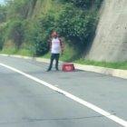  Casi una veintena de personas. El objetivo es evitar incidentes viales en esa vía del oriente de Quito. 