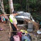  El vehículo se precipitó 70 metros hacia un abismo cercano, con aproximadamente 16 personas, todos miembros de una familia.  