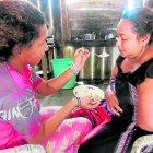  Nayelly, de 14 años, su hija, es quien asiste a su madre y le da de comer.  