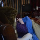  La mujer permanece en una cama. No puede levantarse ni alimentarse con normalidad.  